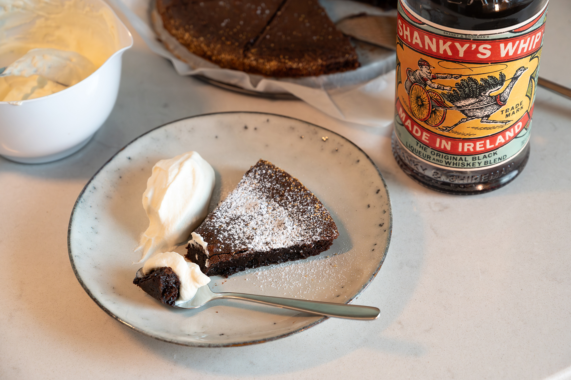Kladdkaka med smaksatt grädde