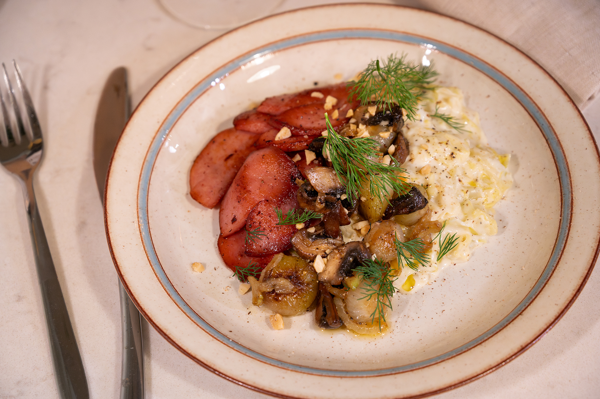 Stuvad kål och stekt falukorv med lök, svamp och fänkål