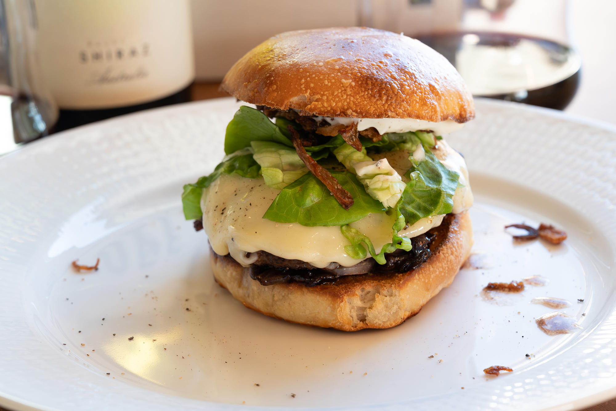 Hamburgare med karamelliserad lök i rödvinsås