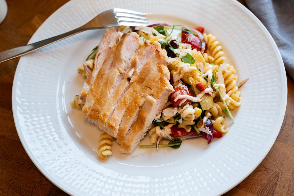 Pastasallad med utbankad kyckling