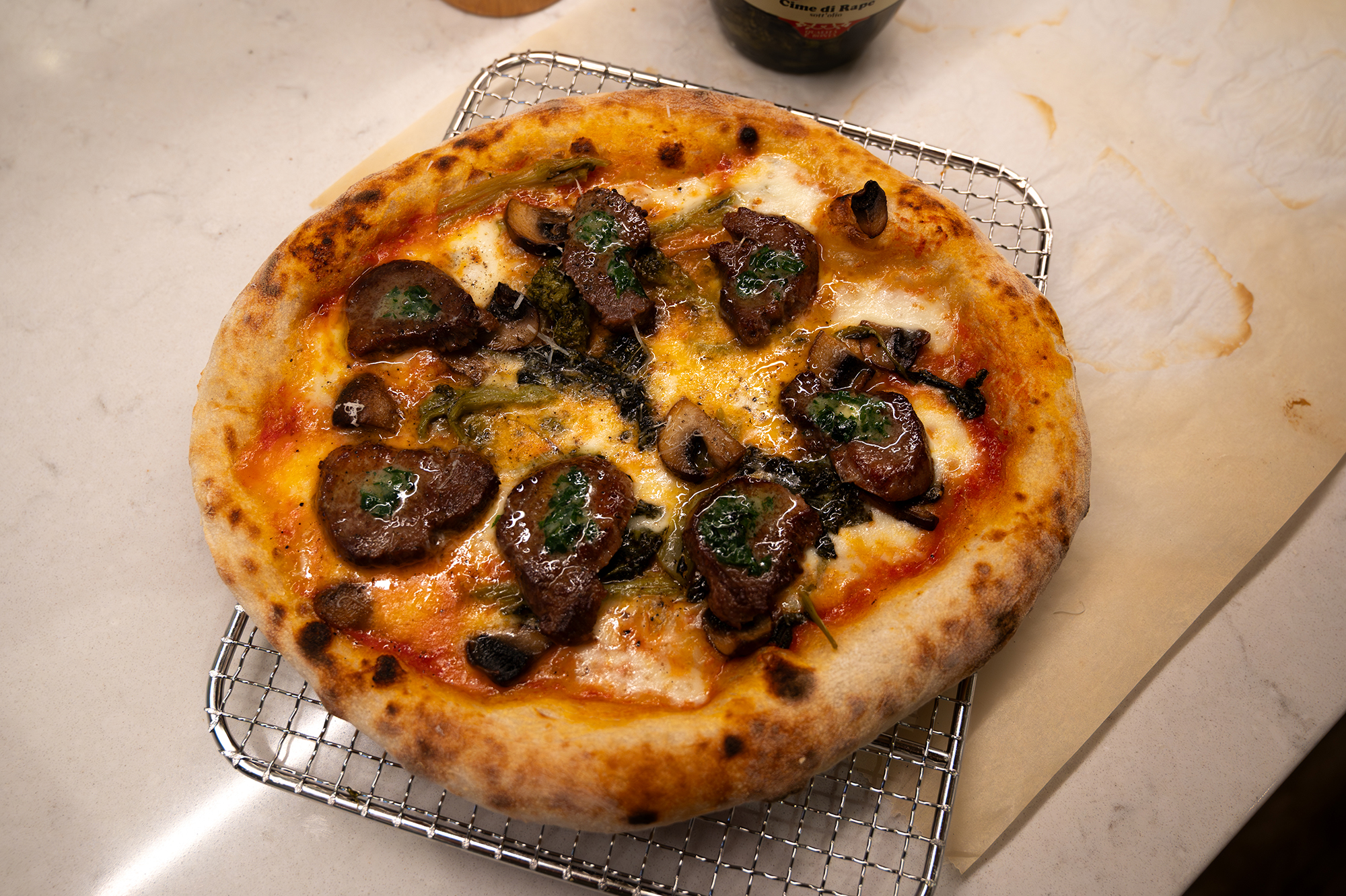 Pizza med fläskfilé och vitlökssmör