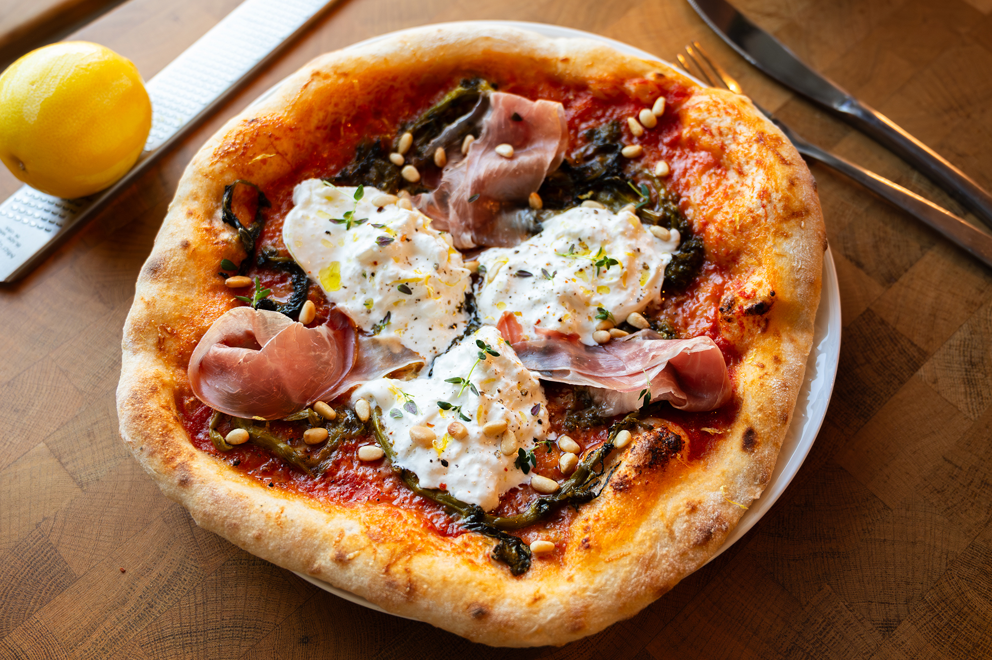 Pizza med cime di rapa, burrata och lufttorkad skinka
