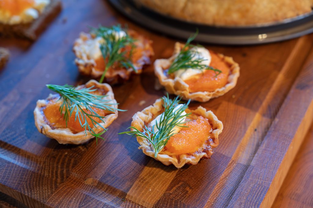 Västerbottenpaj med lök, toppat med löjrom och crème fraiche