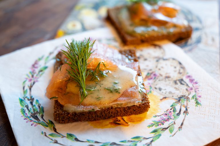 Gravad lax med hovmästarsås