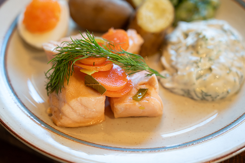 Inkokt lax med citronmajonnäs och pressad gurka