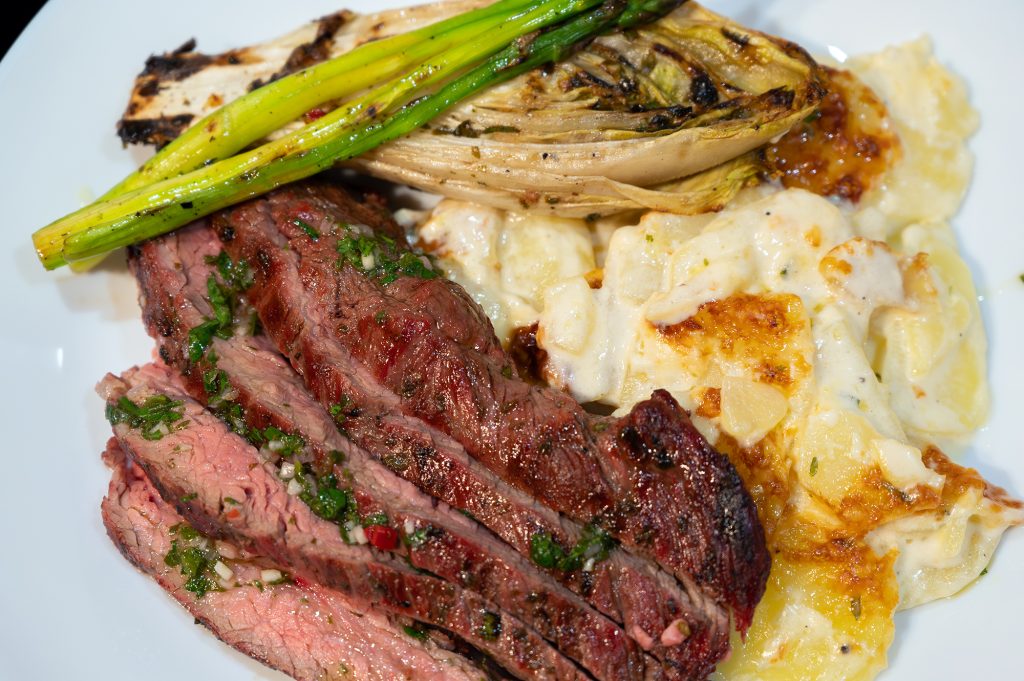 Flankstek med chimichurri och potatisgratäng