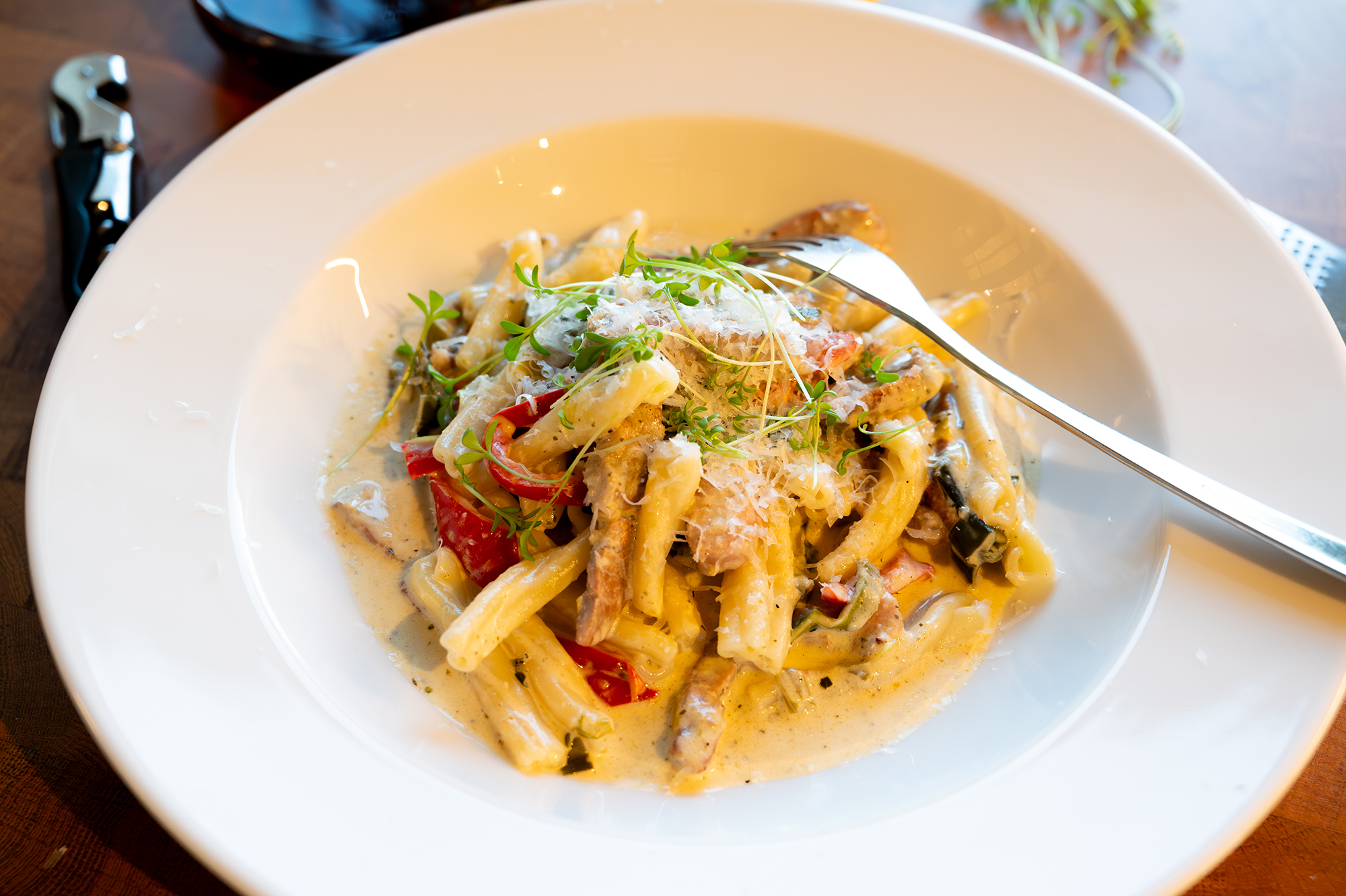 Pasta med grillad fläskkarré och purjolök