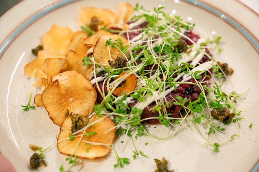 Råbiff med jordärtskockschips
