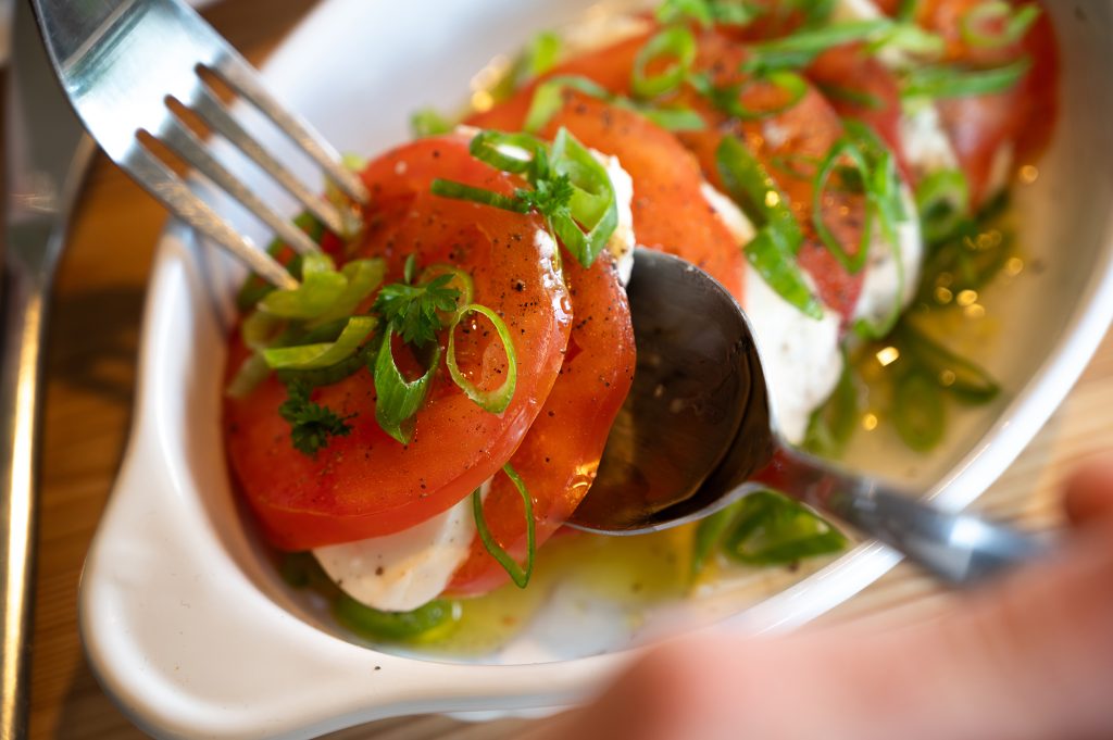 Sallad caprese med persilja och salladslök