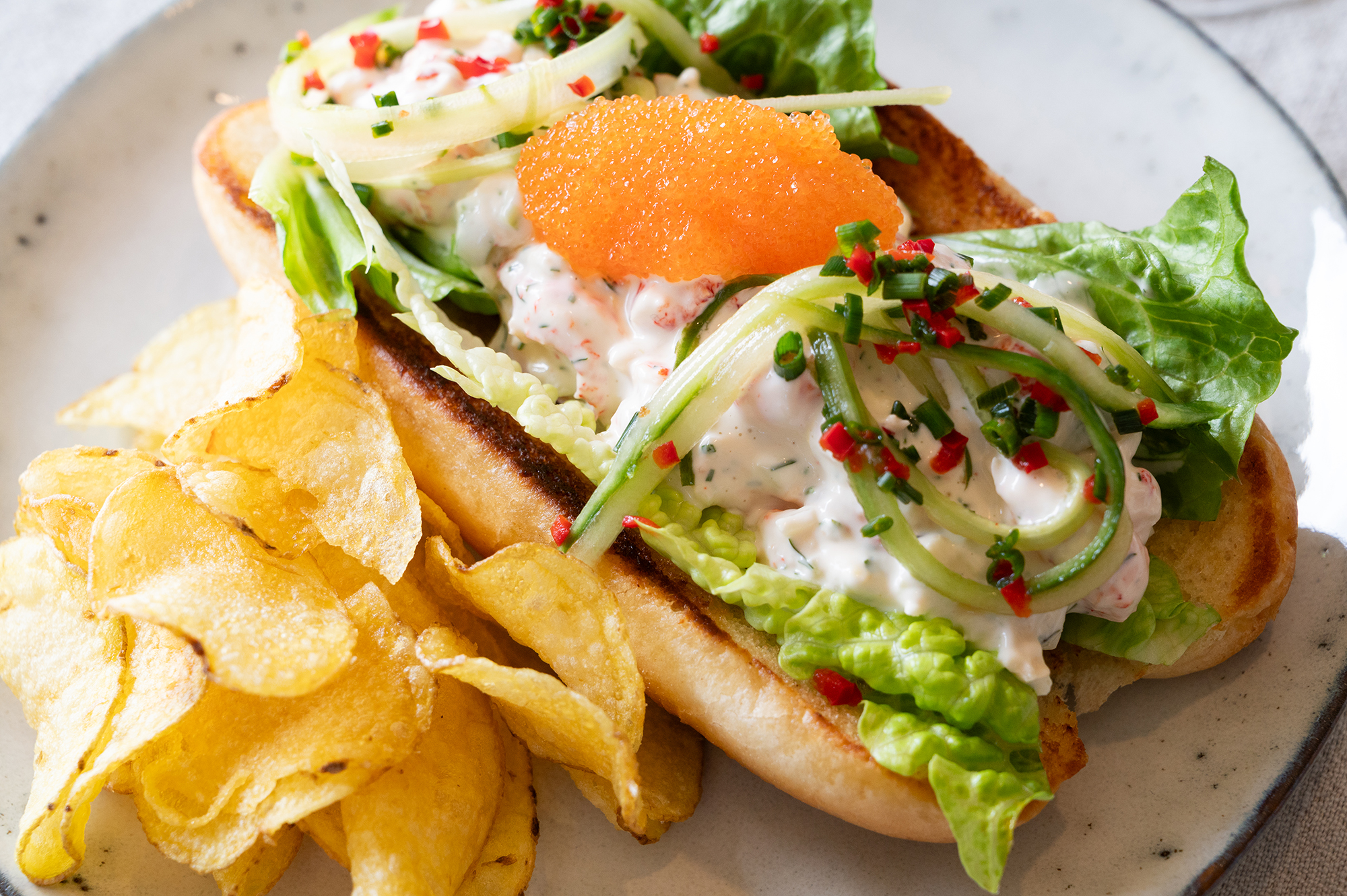 Kräftrolls med snabbsyrad & het gurka