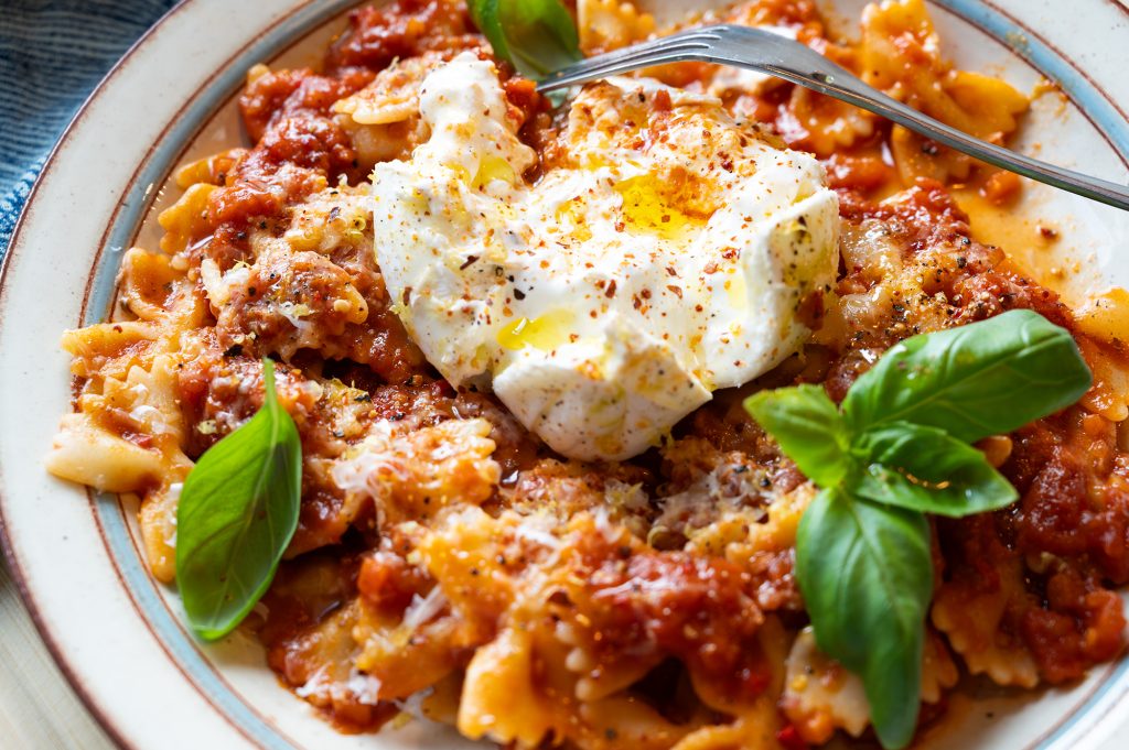 Farfalle med het tomatsås och burrata