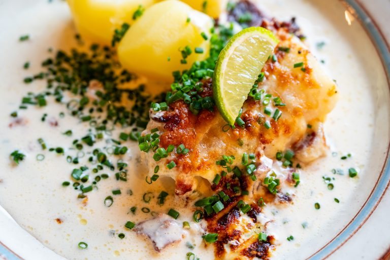 Fiskgratäng med bacon och gräslök