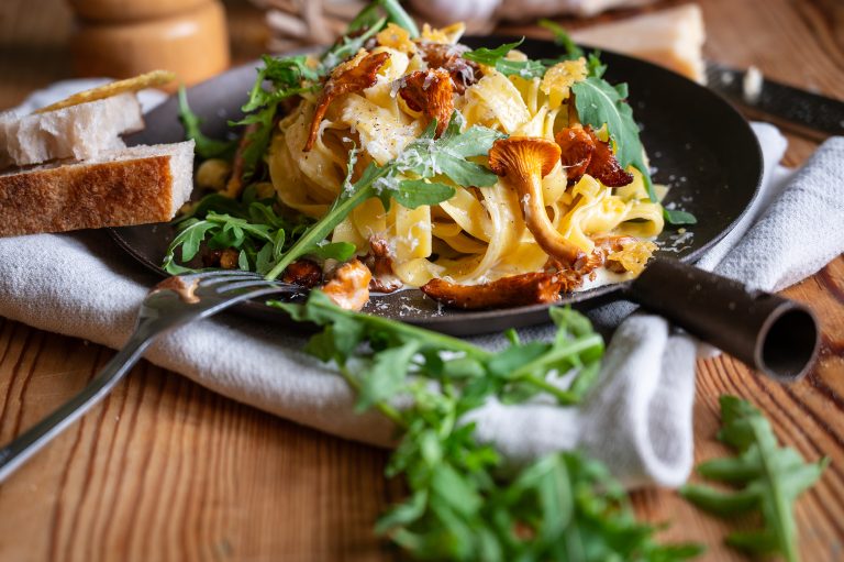 Krämig kantarellpasta med ugnsrostad vitlök