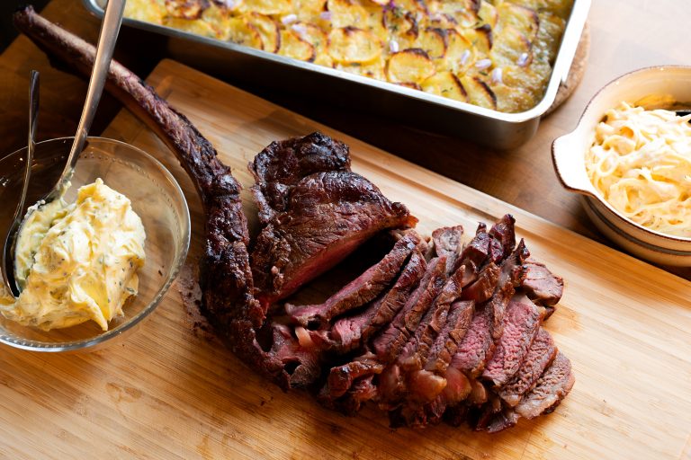 Tomahawk med tryffelsmör och bagarens potatis