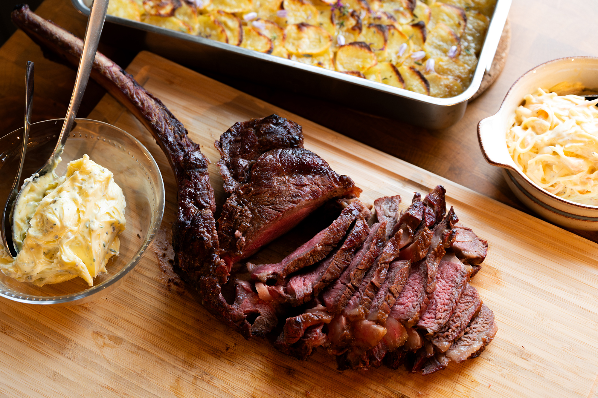 Tomahawk med tryffelsmör och bagarens potatis