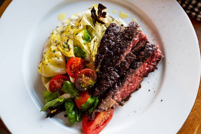 Grillad Flap steak med grillad spetskål och tryffelmajonnäs