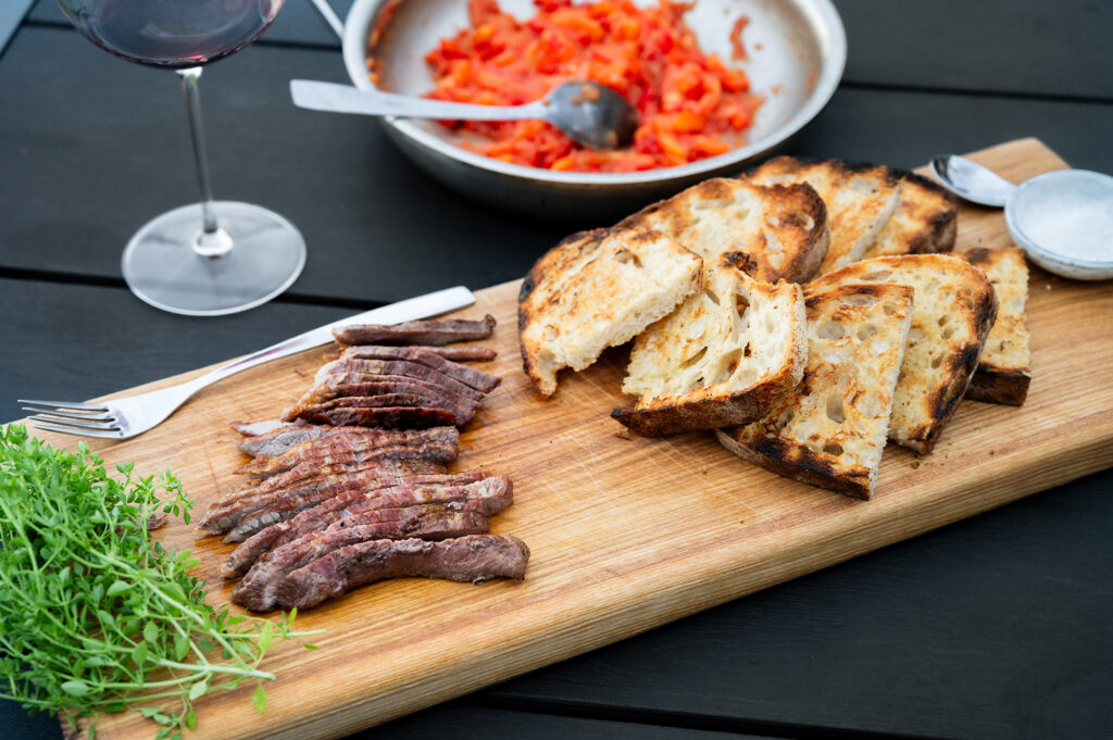 Grillad Secreto på vitlöksbröd med rostad paprika- och tomatkompott