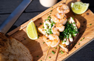 Grillat räkspett med rökt paprika-aioli – enkel tapas på bröd