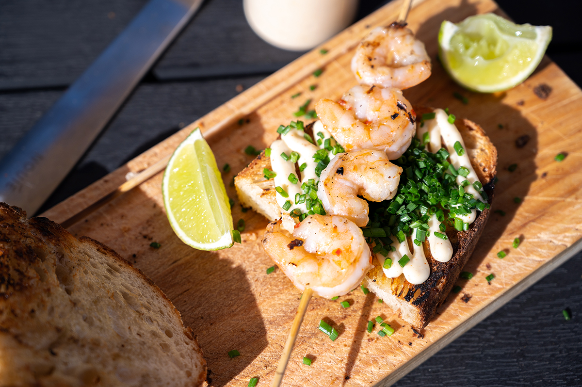 Grillat räkspett med rökt paprika-aioli – enkel tapas på bröd