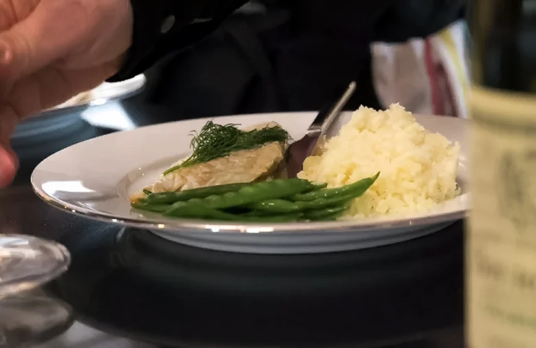 Smörstekt piggvar med pressad potatis, skirat smör och sockerärtor