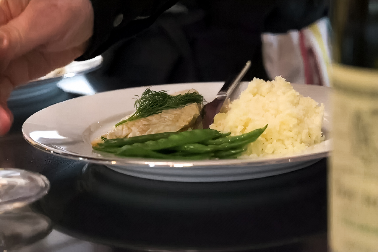 Smörstekt piggvar med pressad potatis, skirat smör och sockerärtor